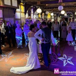 DJ Paderborn Hochzeit: Das Brautpaar tanzt auf der festlich beleuchteten Tanzfläche mit professionellem Hochzeits-DJ im Hintergrund