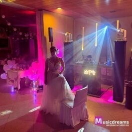 Rustikales DJ-Setup in Paderborn mit stilvoller Beleuchtung für unvergessliche Hochzeitsfeiern.