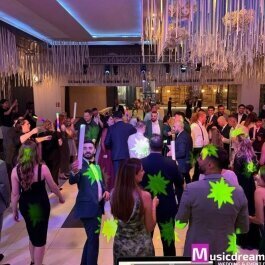 „Musicdreams DJ-Anlage mit LED-Sticks und Ambient-Licht – Hochzeitslocation in Herford“