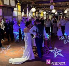 Hochzeits-DJ in lübbecke mit Brautpaar auf der Tanzfläche