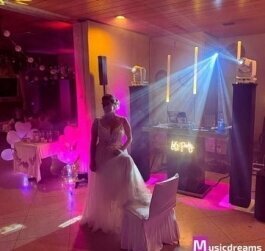 Rustikales DJ-Setup in lübbecke mit stilvoller Beleuchtung für unvergessliche Hochzeitsfeiern.