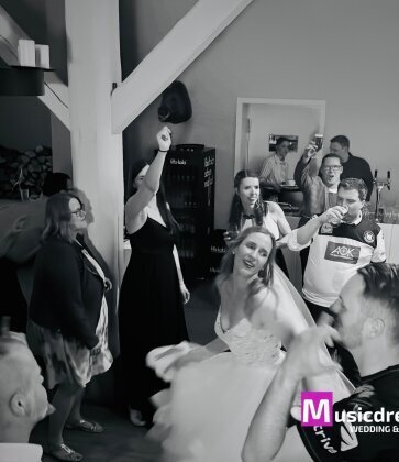 DJ begleitet ein Brautpaar bei einer Hochzeit in Bielefeld