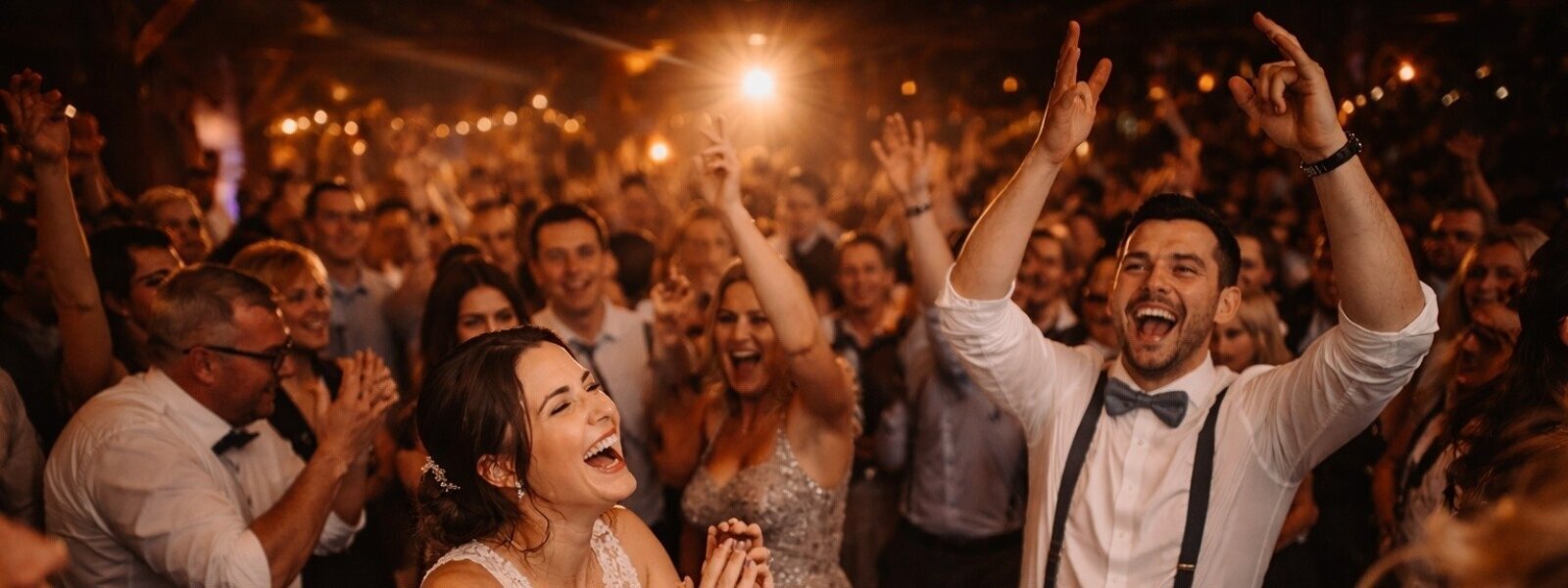 DJ auf einer Hochzeitsparty in Paderborn, begeisterte Gäste und eine volle Tanzfläche.