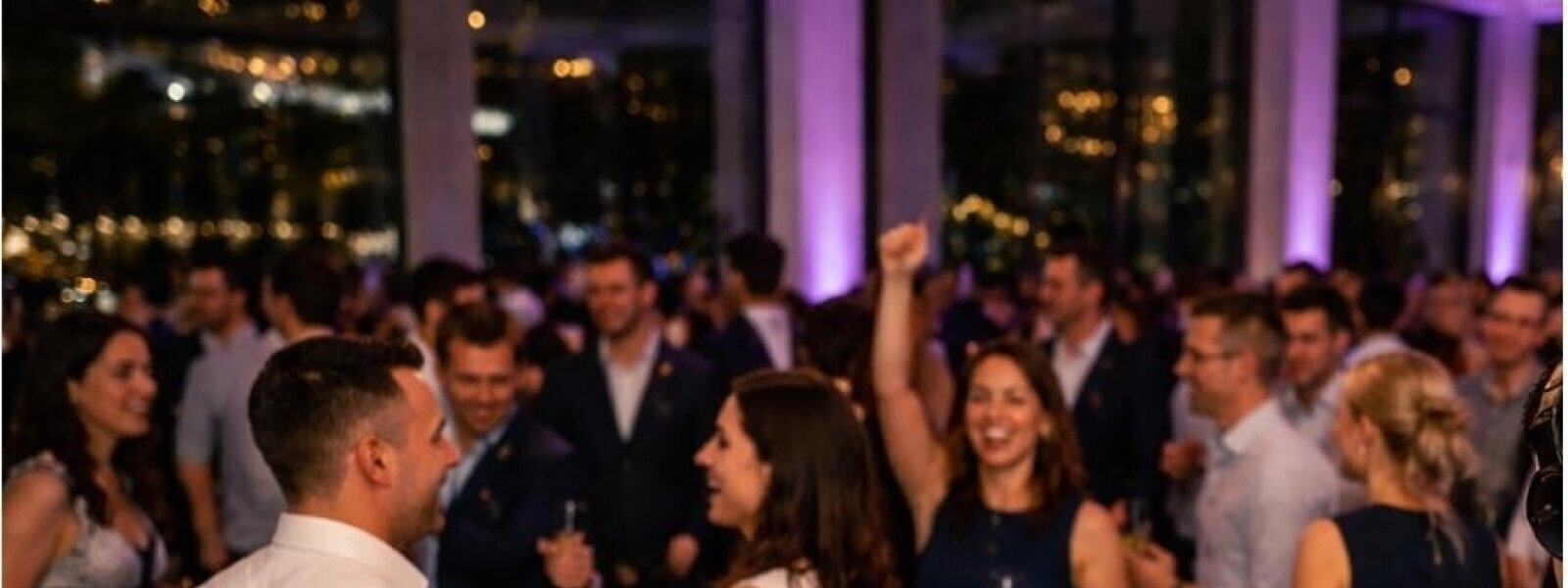 DJ für Firmenfeiern in OWL – stilvolle Eventbegleitung mit passender Musik, professionellem Ablauf und angenehmer Atmosphäre für Betriebsfeiern und Business-Events.