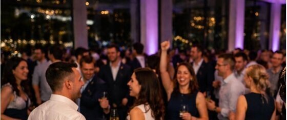 DJ für Firmenfeiern in OWL – stilvolle Eventbegleitung mit passender Musik, professionellem Ablauf und angenehmer Atmosphäre für Betriebsfeiern und Business-Events.