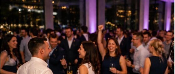 DJ für Firmenfeiern in OWL – stilvolle Eventbegleitung mit passender Musik, professionellem Ablauf und angenehmer Atmosphäre für Betriebsfeiern und Business-Events.