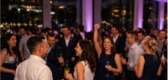 DJ für Firmenfeiern in OWL – stilvolle Eventbegleitung mit passender Musik, professionellem Ablauf und angenehmer Atmosphäre für Betriebsfeiern und Business-Events.