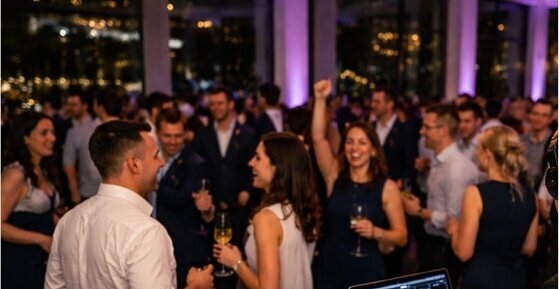 DJ für Firmenfeiern in OWL – stilvolle Eventbegleitung mit passender Musik, professionellem Ablauf und angenehmer Atmosphäre für Betriebsfeiern und Business-Events.