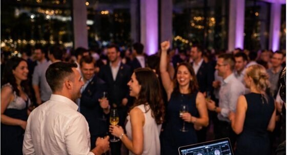 DJ für Firmenfeiern in OWL – stilvolle Eventbegleitung mit passender Musik, professionellem Ablauf und angenehmer Atmosphäre für Betriebsfeiern und Business-Events.