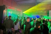 Professioneller DJ legt auf einem Schützenfest auf und sorgt mit mitreißender Musik, stimmungsvoller Beleuchtung und bester Atmosphäre für ein unvergessliches Event.