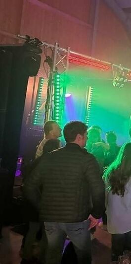 Professioneller DJ Mallorca legt auf einem Schützenfest auf und sorgt mit mitreißender Musik, stimmungsvoller Beleuchtung und bester Atmosphäre für ein unvergessliches Event.