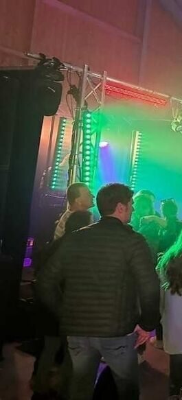 Professioneller DJ Mallorca legt auf einem Schützenfest auf und sorgt mit mitreißender Musik, stimmungsvoller Beleuchtung und bester Atmosphäre für ein unvergessliches Event.