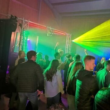 Professioneller DJ Mallorca legt auf einem Schützenfest auf und sorgt mit mitreißender Musik, stimmungsvoller Beleuchtung und bester Atmosphäre für ein unvergessliches Event.