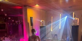 Eine glückliche Braut tanzt vor dem DJ-Counter auf einer Hochzeit