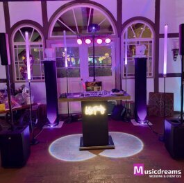 DJ Setup für Hochzeit in Löhne mit moderner Lichttechnik, Ambiente-Beleuchtung und professioneller Tonanlage