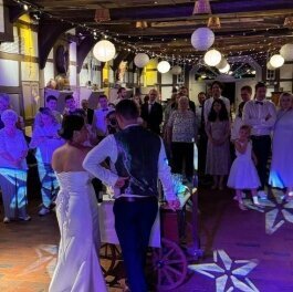 Eventlocation mit Brautpaar in Löhne mit aufgebauter DJ-Technik, Tanzfläche und stilvoller Beleuchtung für Hochzeiten und Feiern
