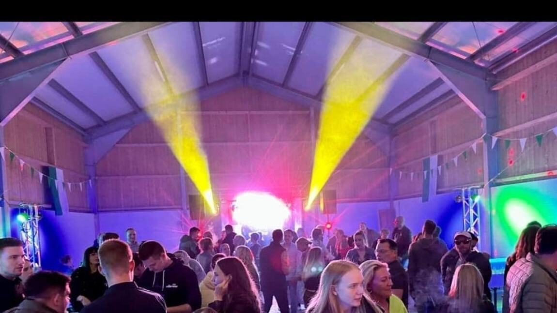 Gäste feiern bei einer von Musicdreams begleiteten Veranstaltung in OWL