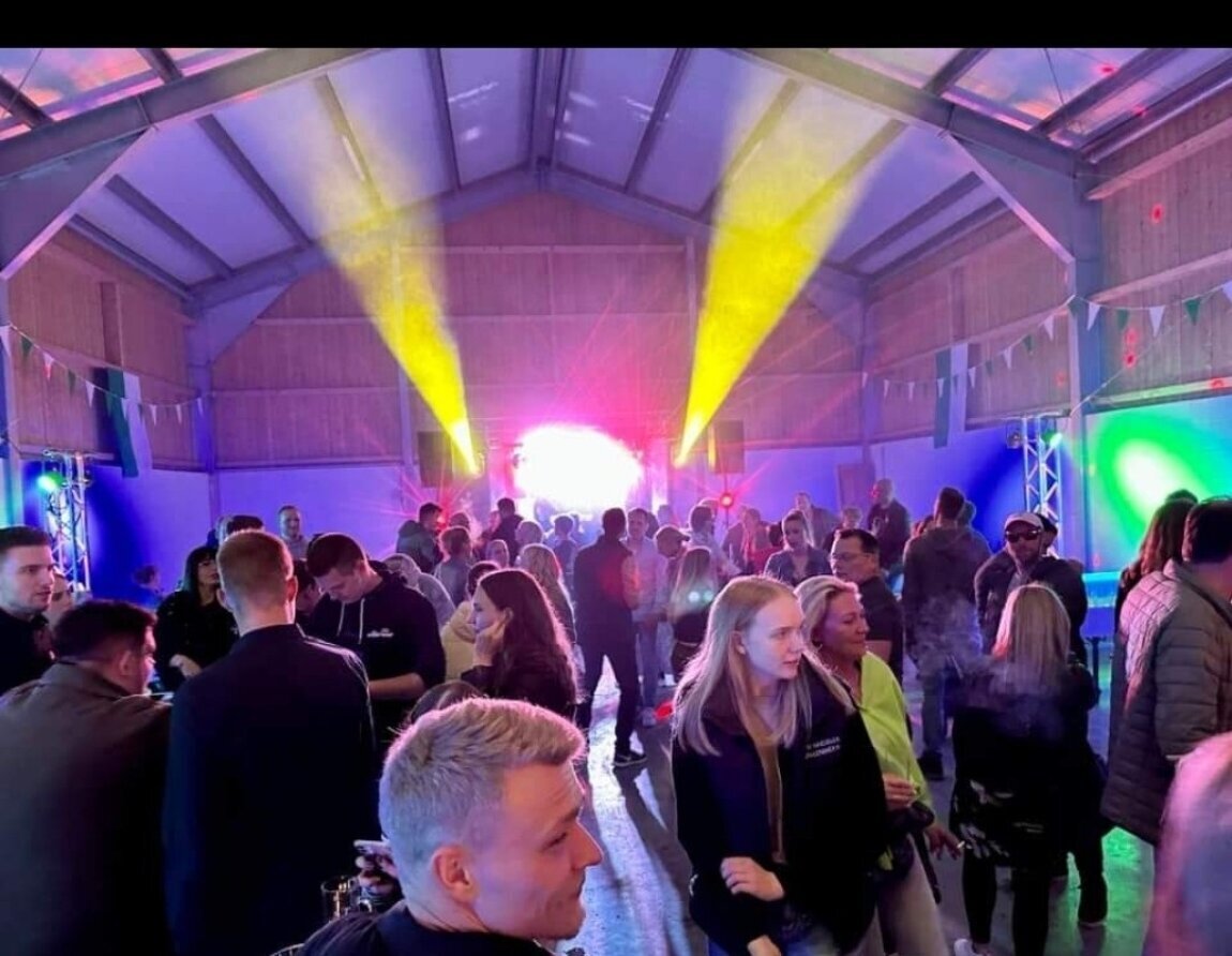 DJ Einsatzorte OWL: Beispiel für einen DJ-Auftritt auf dem Hoffest in Hiddenhausen, einer von vielen Einsatzorten in Ostwestfalen-Lippe