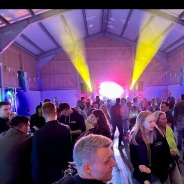 Event DJ mit Lichtshow – Party Stimmung mit professioneller Technik