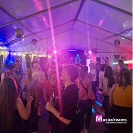 DJ Herford legt auf einer Firmenfeier in Enger, nahe Herford, für 300 Personen auf und sorgt für ausgelassene Stimmung.