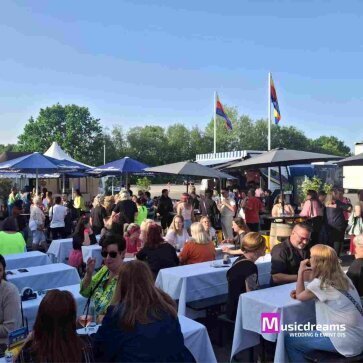Betriebsfeier in Herford mit DJ: Viele Gäste feiern ausgelassen zur Musik eines professionellen DJ Herford