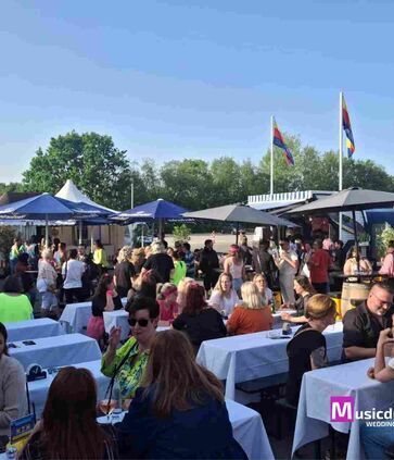 DJ-Betriebsfeier in Herford mit DJ: Viele Gäste feiern ausgelassen zur Musik eines professionellen DJ Herford