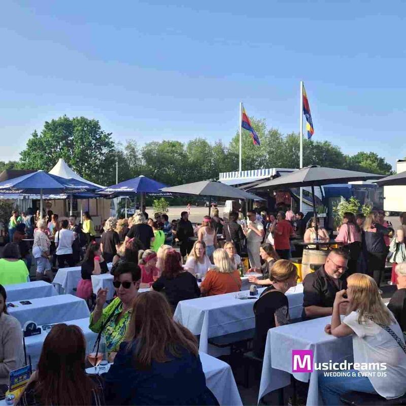Mitarbeiter feiern auf einer von Musicdreams begleiteten Betriebsfeier in Herford