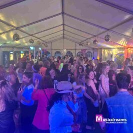 DJ Herford legt auf einer Firmenfeier und Mottoparty in einem Zeltfest mit 300 Personen auf und sorgt mit den besten Hits der 80er und 90er Jahre für Stimmung.