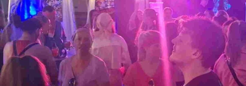 Moderne Eventtechnik auf einer Firmenfeier mit DJ von Musicdreams – optimale Licht- und Tontechnik für gelungene Firmenevents