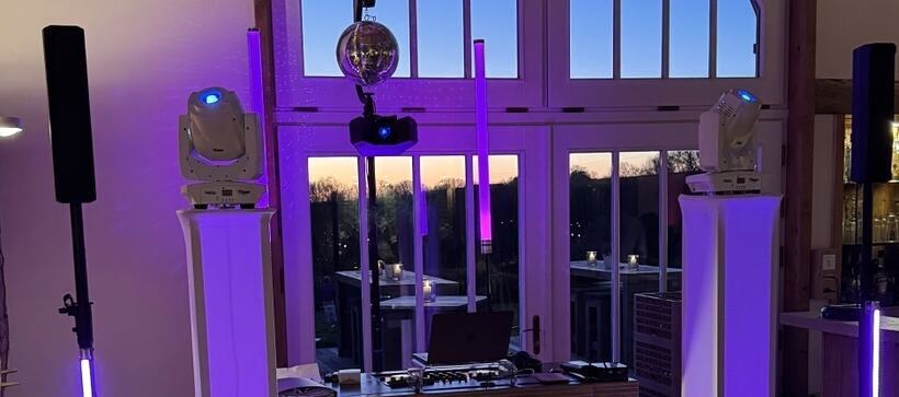 Außenansicht des Hofrestaurants von Laer mit einladender Atmosphäre und ländlichem Charme
