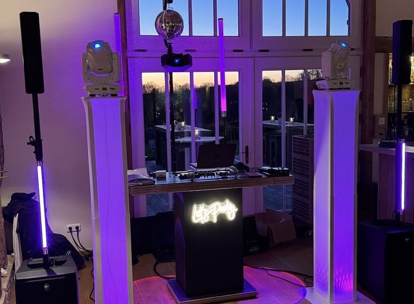 Außenansicht des Hofrestaurants von Laer mit einladender Atmosphäre und ländlichem Charme