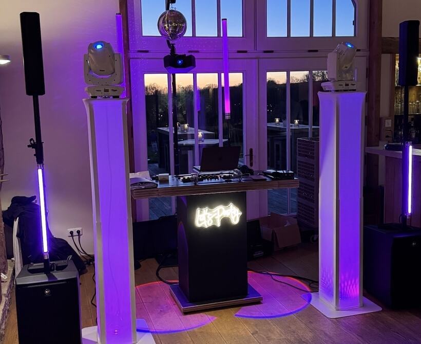 Außenansicht des Hofrestaurants von Laer mit einladender Atmosphäre und ländlichem Charme