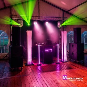 DJ für Firmenfeiern mit umfangreicher DJ-Anlage und beeindruckender Lichttechnik beim Public Viewing