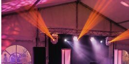 DJ legt auf einer Firmenfeier auf und sorgt für ausgelassene Stimmung unter den Gästen