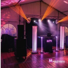 DJ für Firmenfeiern legt Musik auf einem Betriebsfest in Stift Quernheim auf und sorgt für ausgelassene Stimmung
