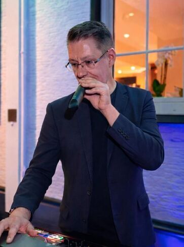 DJ Stefan Masur legt live auf und sorgt als erfahrener DJ für Stimmung auf der Veranstaltung