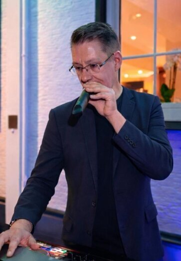 DJ Stefan Masur legt live auf und sorgt als erfahrener DJ für Stimmung auf der Veranstaltung
