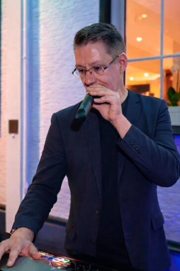 DJ Stefan Masur legt live auf und sorgt als erfahrener DJ für Stimmung auf der Veranstaltung