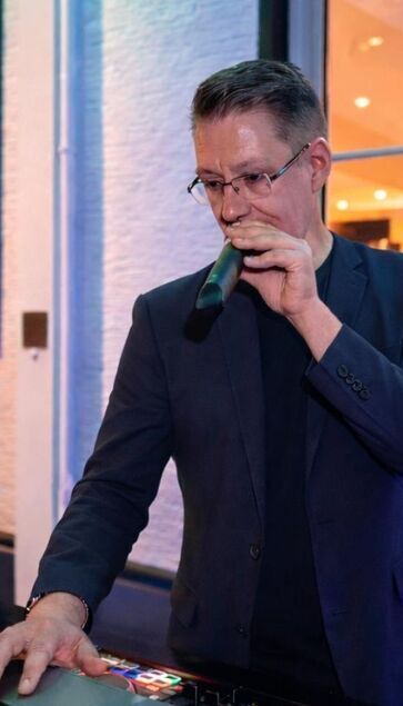 DJ Stefan Masur legt live auf und sorgt als erfahrener DJ für Stimmung auf der Veranstaltung