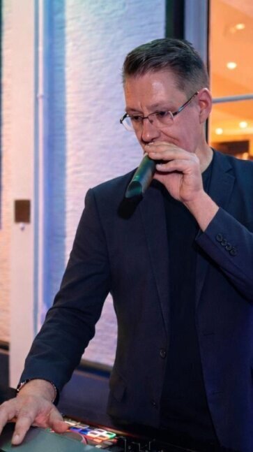 DJ Stefan Masur legt live auf und sorgt als erfahrener DJ für Stimmung auf der Veranstaltung