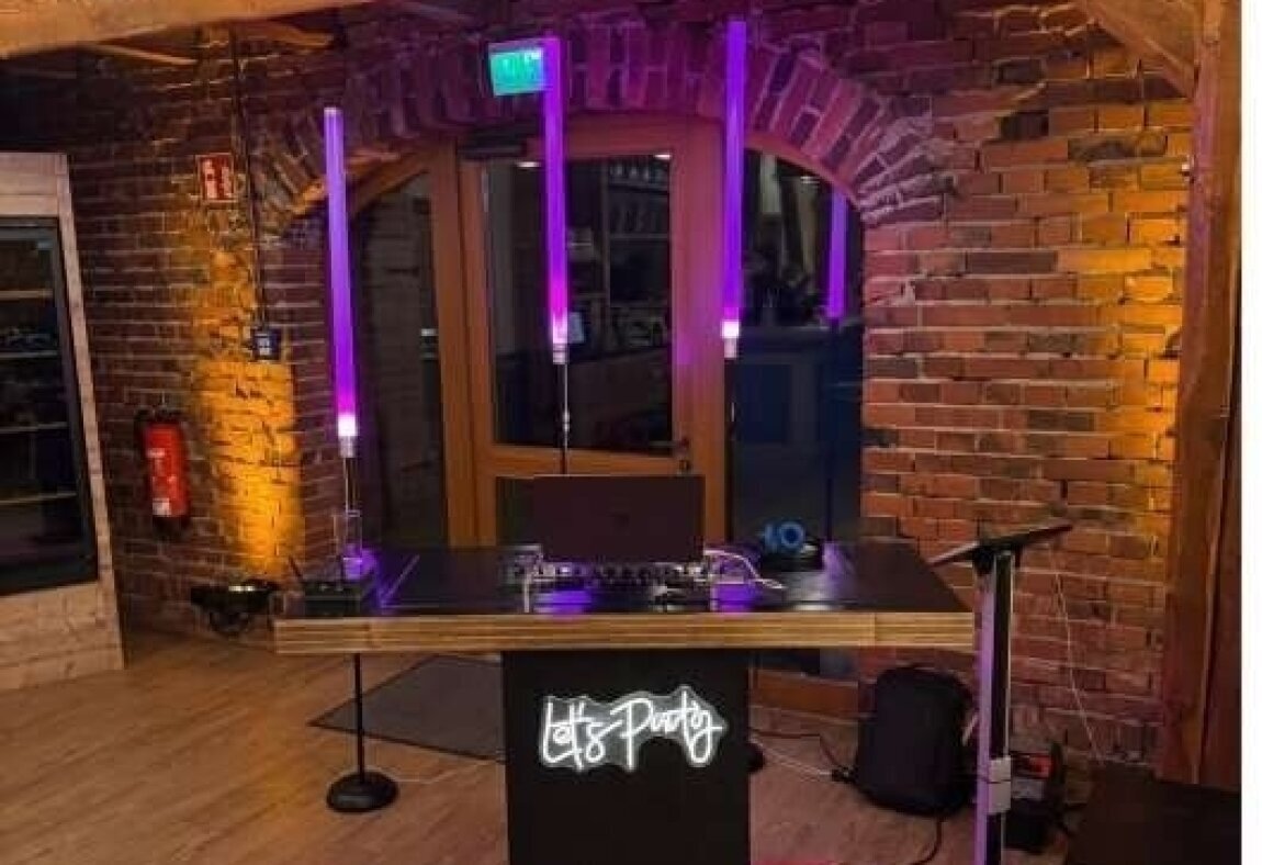 DJ in Bielefeld – Modernes DJ-Pult mit LED-Design