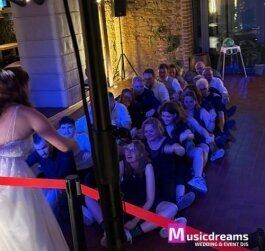 DJ Lübbecke sorgt für Stimmung bei einer Hochzeit in Lübbecke, während Gäste auf dem Wasser rudern