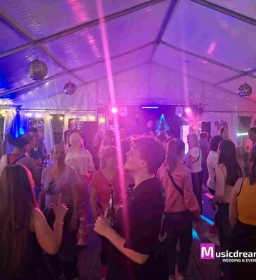 DJ Petershagen legt Musik auf einer Firmenfeier auf und begeistert die Gäste