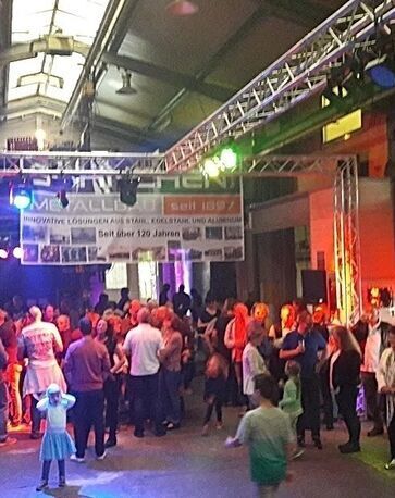 DJ für Firmenfeiern sorgt bei einer Jubiläumsfeier mit abwechslungsreicher Musik für beste Stimmung