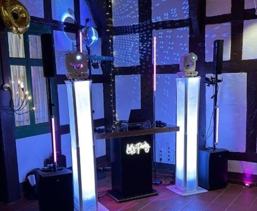 DJ mit professioneller Ton- und Lichttechnik auf Meys Deele bei einer stimmungsvollen Veranstaltung
