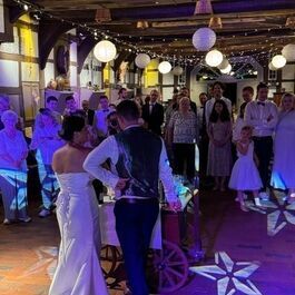 Brautpaar in Rödinghausen beim Tortenanschnitt, begleitet von stimmungsvoller Musik durch einen DJ in Rödinghausen