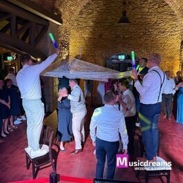 Stimmungsvoller Schleiertanz auf einer Hochzeit