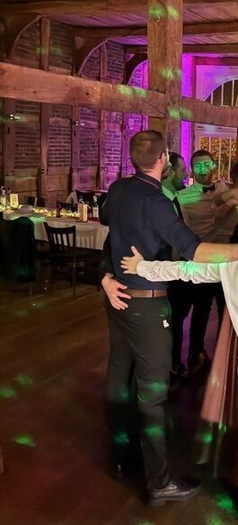 Freunde tanzen bis in den Morgen auf einer Party mit dj Enger