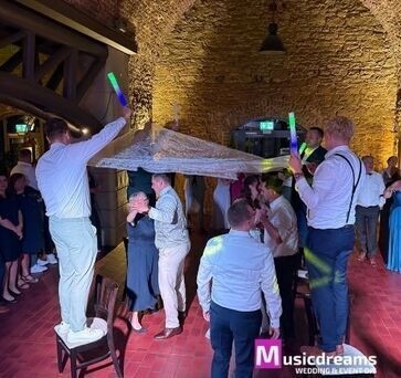 Hochzeits-DJ Herford begleitet einen stimmungsvollen Schleiertanz auf einer Hochzeit und sorgt für emotionale Stimmung auf der Tanzfläche