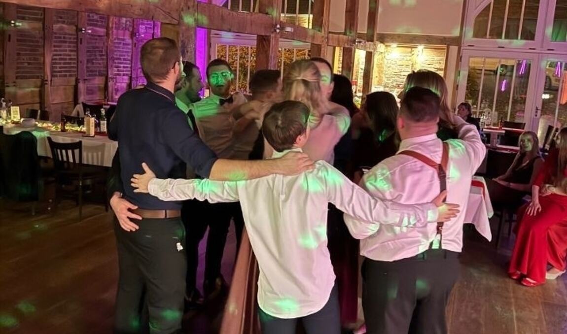 Freunde tanzen bis in den Morgen auf einer Party mit dj Enger